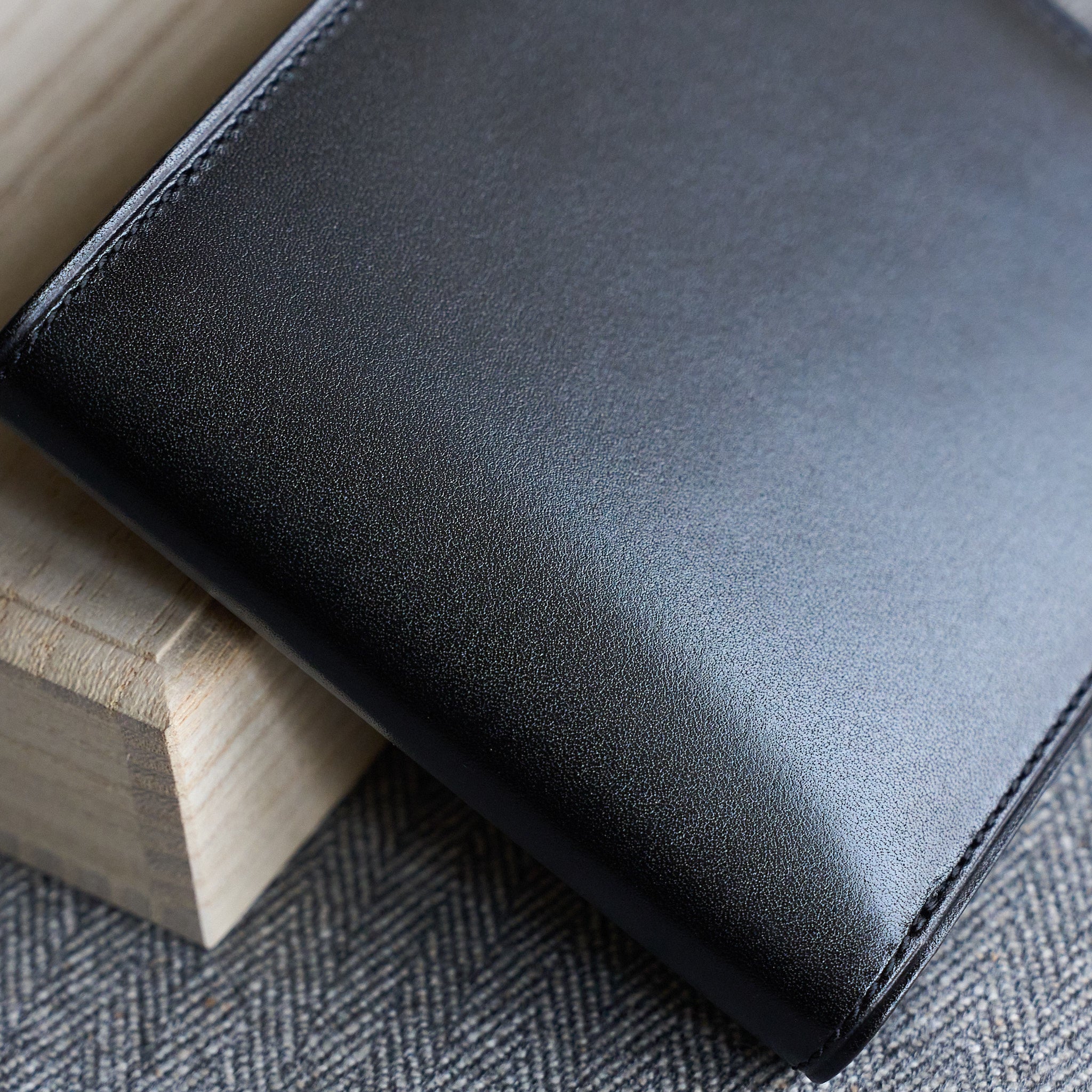 Bifold Wallet in black smooth calfskin