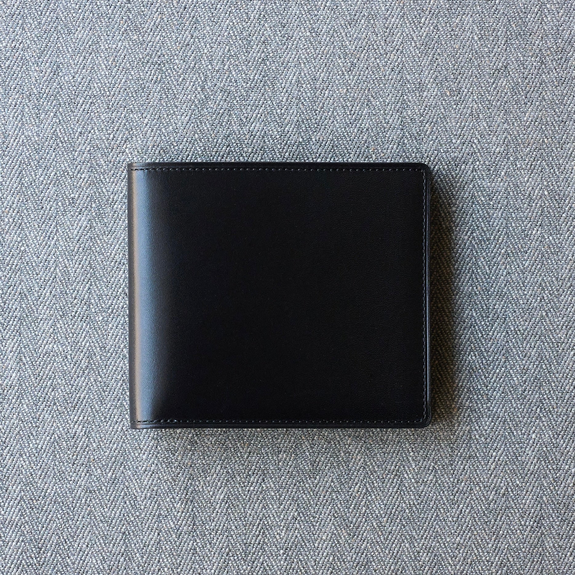 Bifold Wallet in black smooth calfskin
